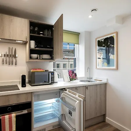 Colston Street I Your 布里斯托