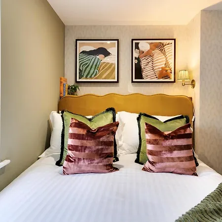 Colston Street I Your Apartamento *